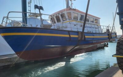 Un moteur neuf, un bateau de bathymétrie prêt à manœuvrer.