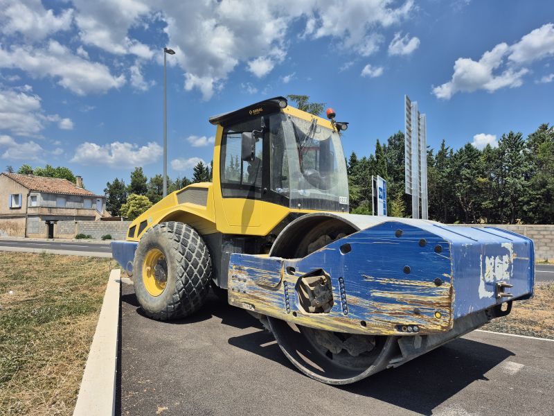 Un rouleau BOMAG à l’arrêt : EQUIP+ fait appel à BH Service !