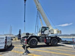 Technicien BH Service effectuant un diagnostic AdBlue sur une grue Terex RT1080L équipée d’un moteur Cummins B6.7 sur un site portuaire à La Seyne-sur-Mer.