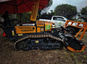 Technicien BH Service intervenant sur une machine Energreen Roboplus équipée d’un moteur DEUTZ TCD 2.9L4 pour diagnostiquer et remplacer un capteur NOx défectueux et vérifier le système de post-traitement, garantissant la remise en service rapide et la performance optimale de la machine.